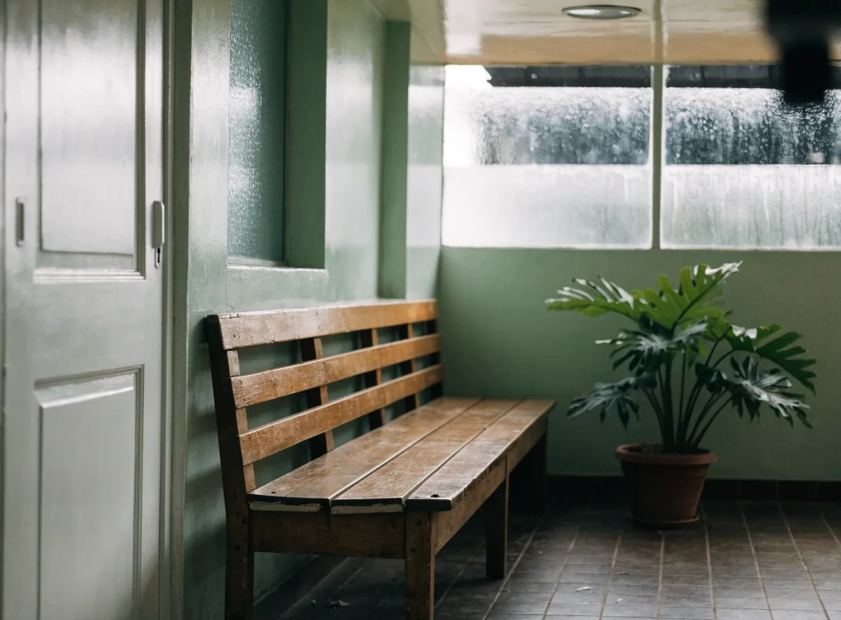 Interior de una oficina pequeña en San José con lluvia en la ventana